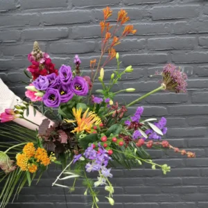 Boeket met oranje en paars accenten